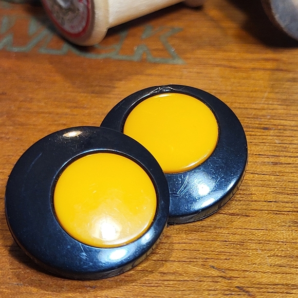 Vintage Pair of Round Mod Black and Yellow Plastic Shank Sewing Buttons - Picture 5 of 11